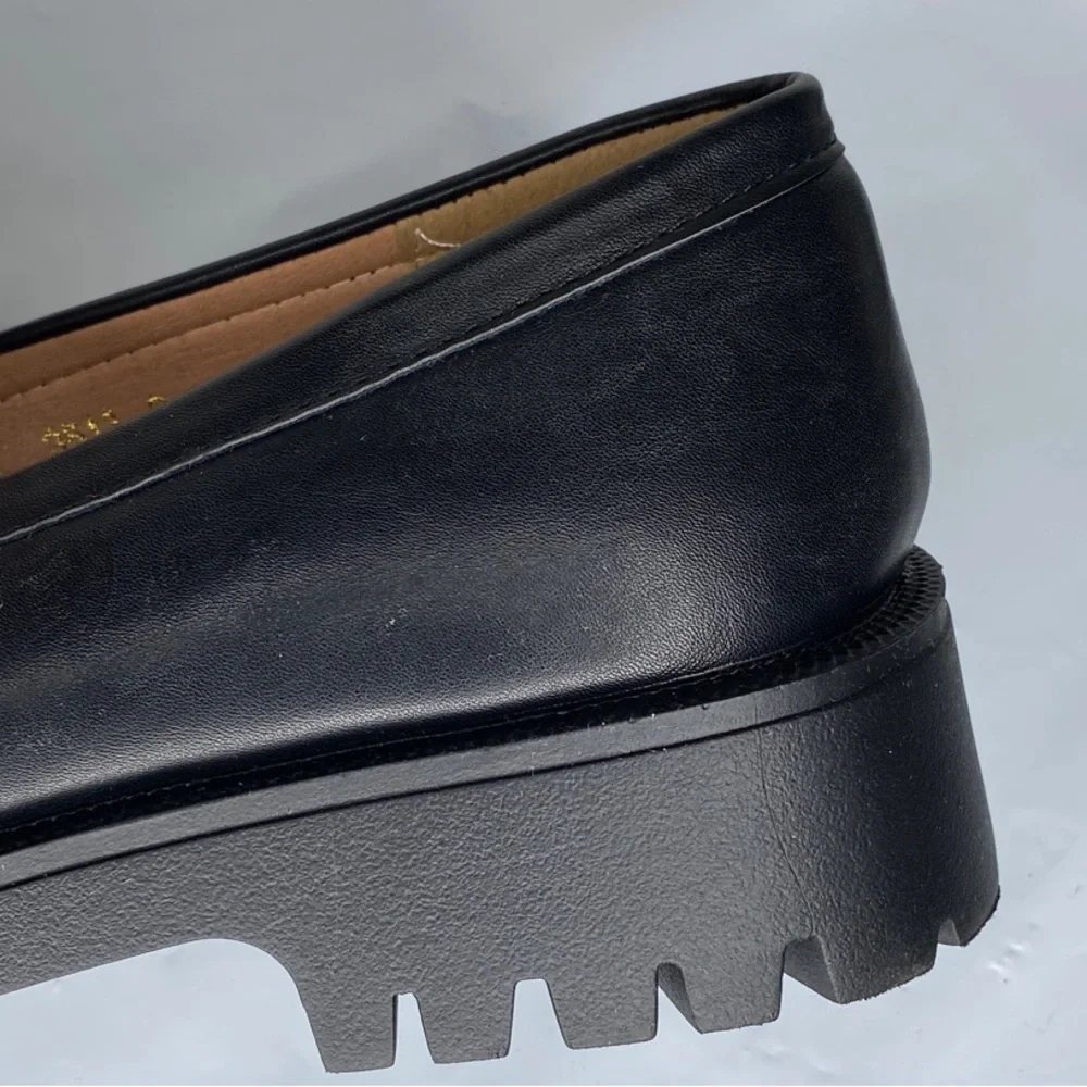 Elegant Black Loafers with Gold Accents - Picture 8 of 11